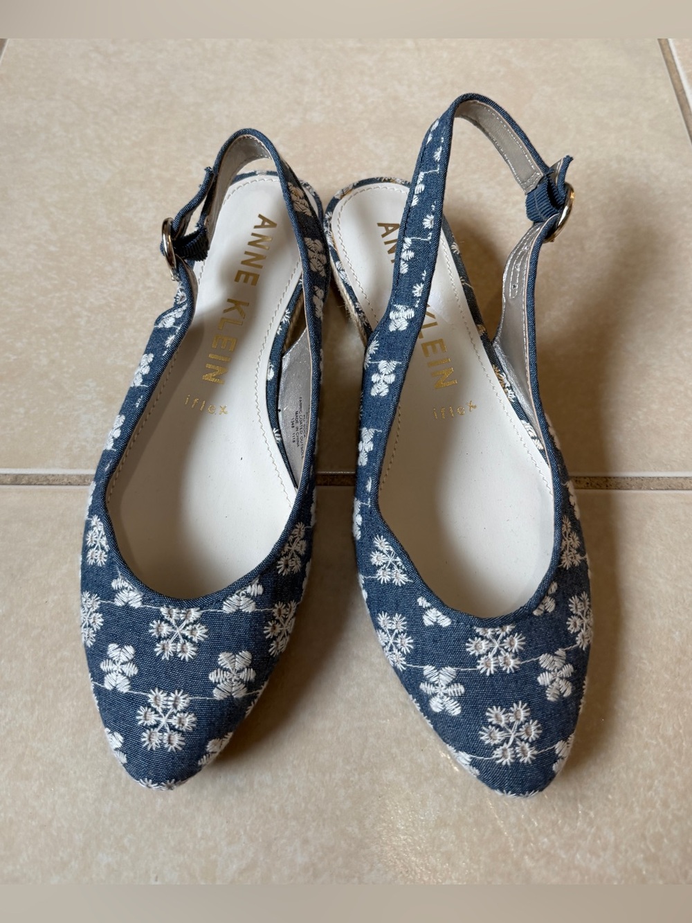 ANNE KLEIN BLUE DENIM FLORAL SLING BACK  WEDGE SANDALS PUMPS SIZE 7.5 M